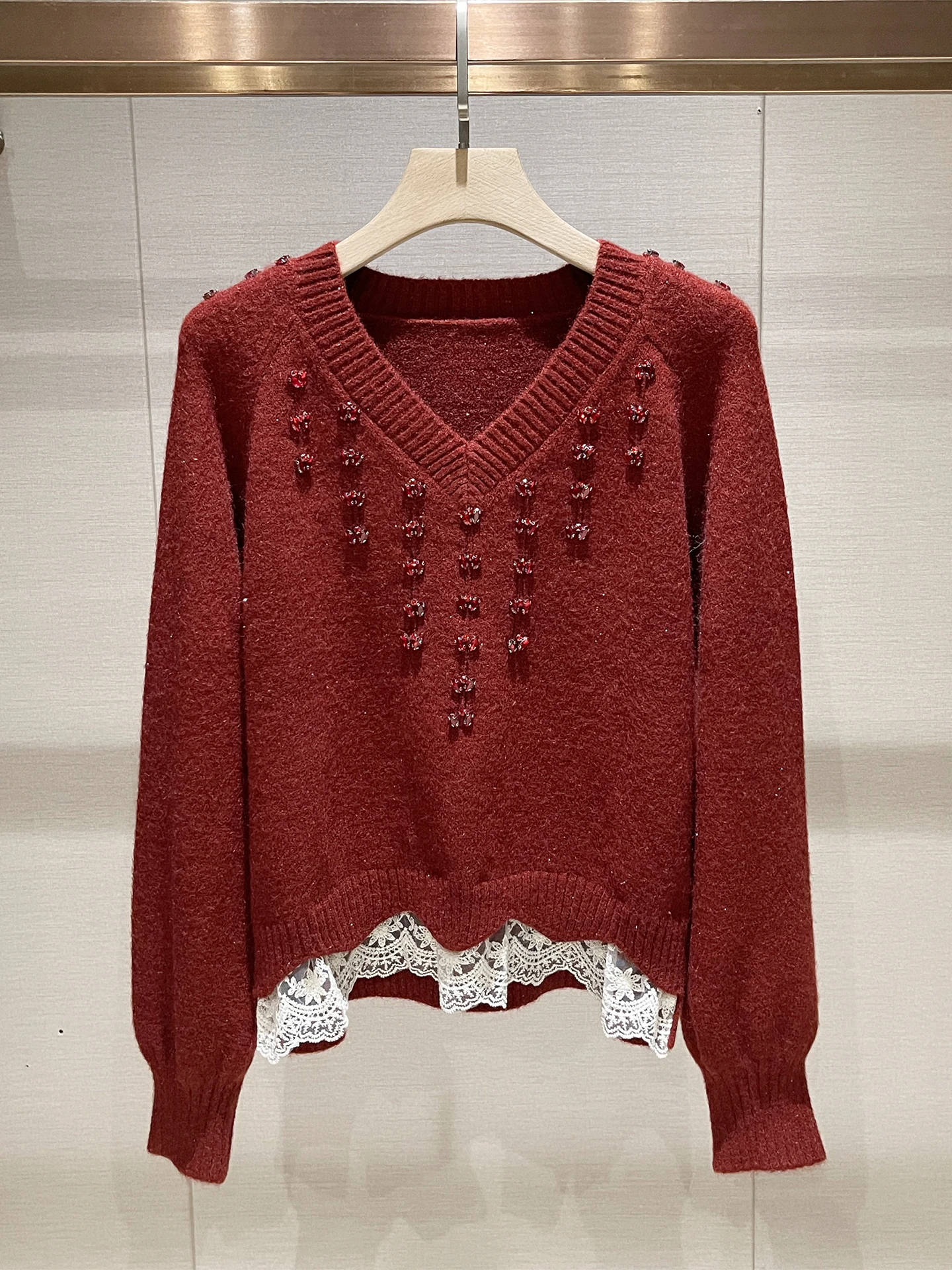 

Красный вязаный свитер с кружевными вставками и V-образным вырезом, украшенный стразами, для офиса, зимний, новинка, женский, приталенный крой