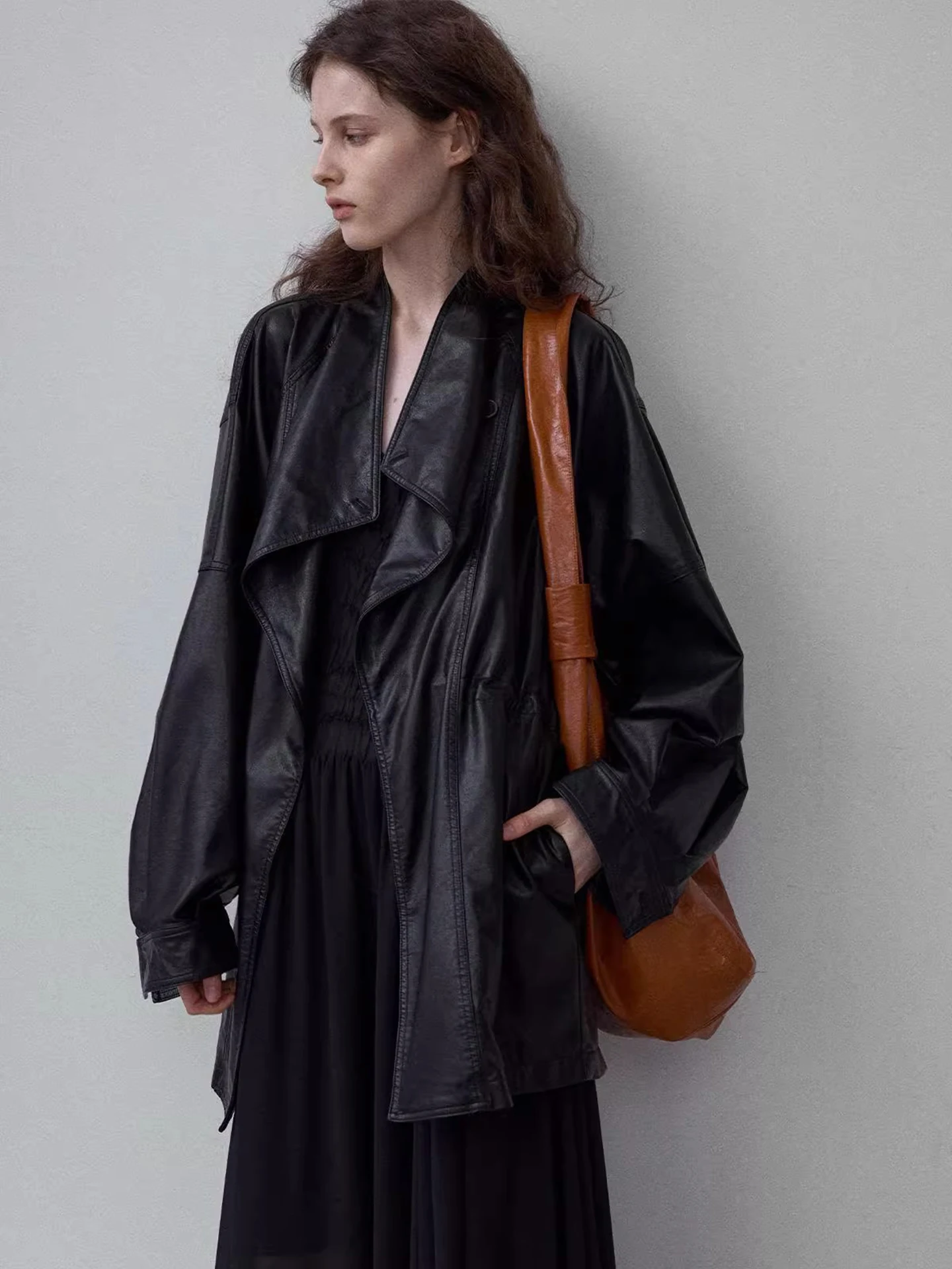 Cool Bla PU Leather Jaet 2025 Autunno New Sle High End Vintage Waed Cappotto in pelle per le donne Pendolarismo Sle Loose Fit