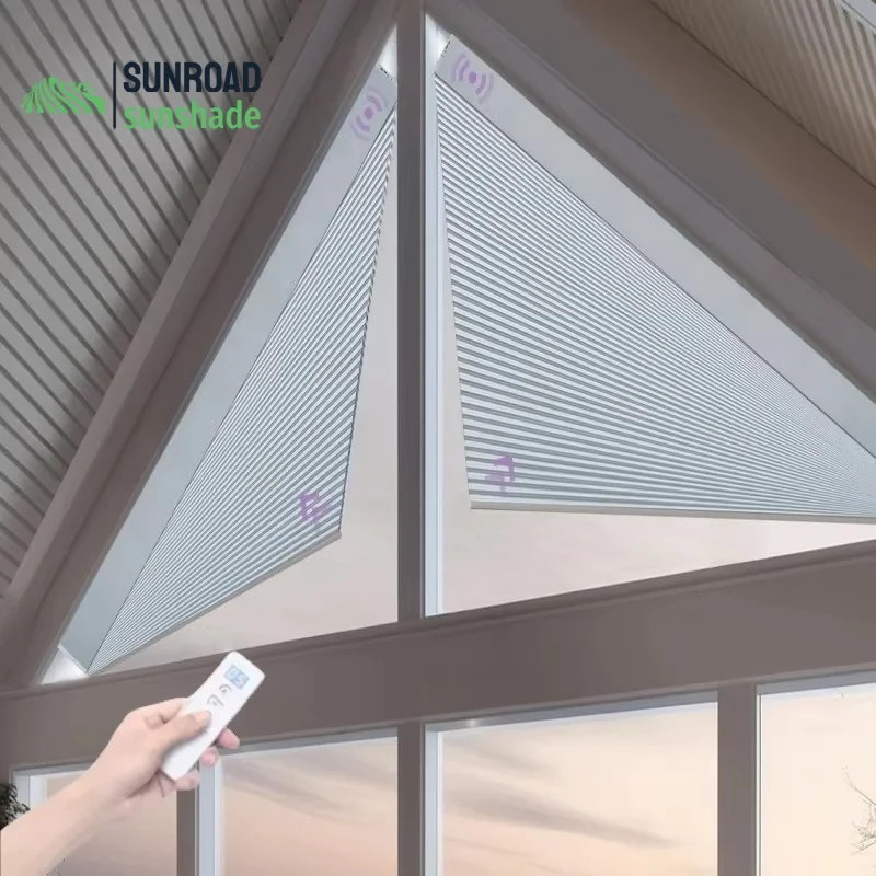 

Выполненные на заказ треугольные затемняющие жалюзи Sunroad Electric, совместимые с Alexa.