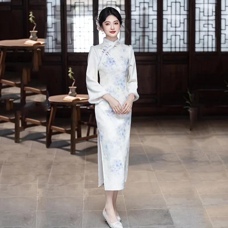 

Белое утолщенное новое платье Cheongsam с длинными рукавами в китайском стиле, улучшенное для молодых женщин, осеннее и зимнее платье Ципао в стиле ретро