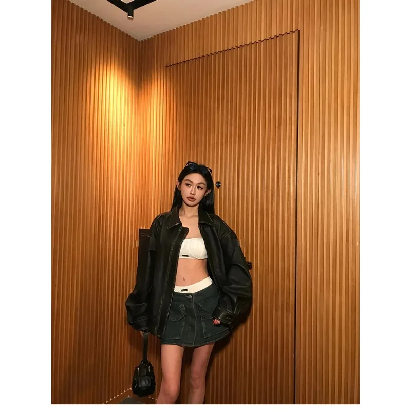 春秋のクールでハンサムなレトロなオーバーサイズのダメージ加工ブラウンソフトフェイクレザージャケット女性用ジッパーランウェイファッション