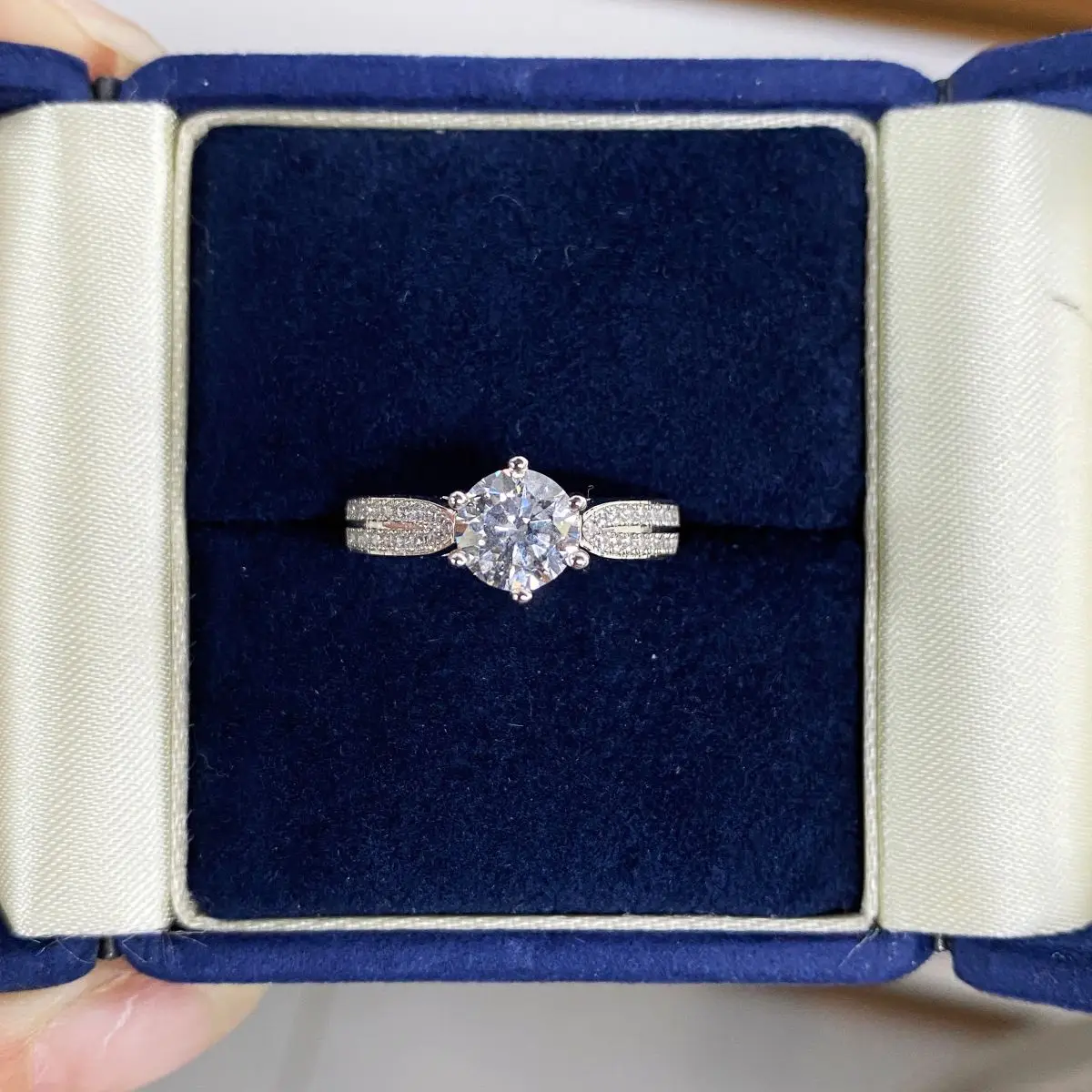 Luxury 18K white gold solid platinum PT950 Women's Six Claw Star Queen D Color 1 karat Diamond Ring