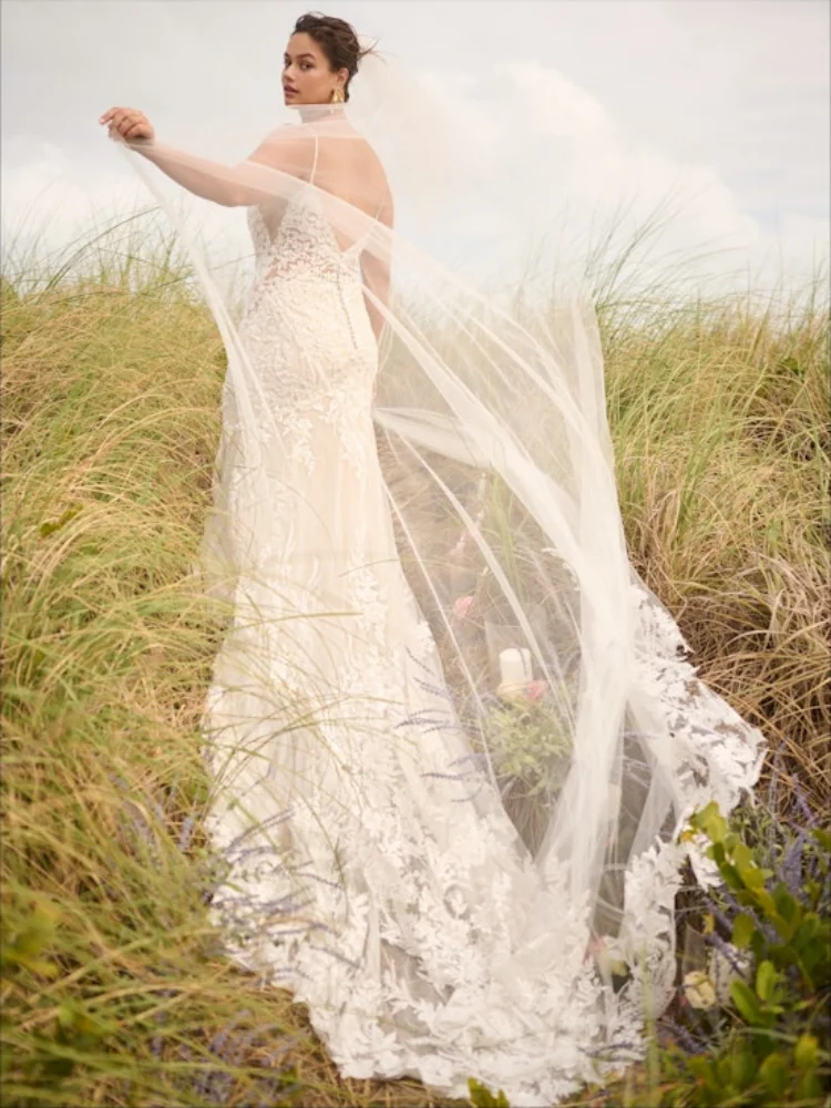 カスタマイズされたフィッシュテールスタイルのウェディングドレス、細い肩紐付き、白いレースドレス、深いVネック、透明なディテールデザイン