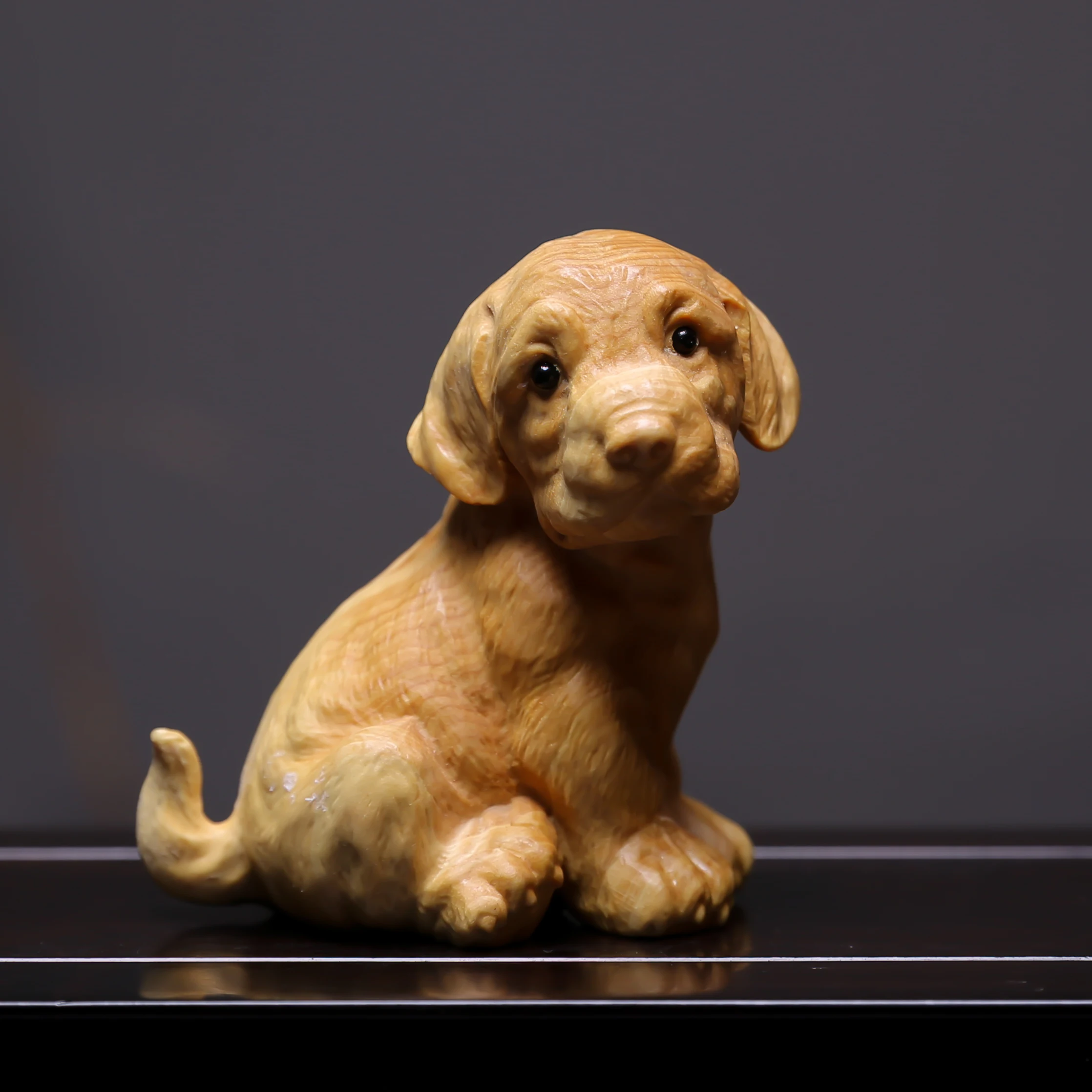 Authentic lobular boxwood carved cute pet golden retriever dog zodiac play hand piece exquisite ornament