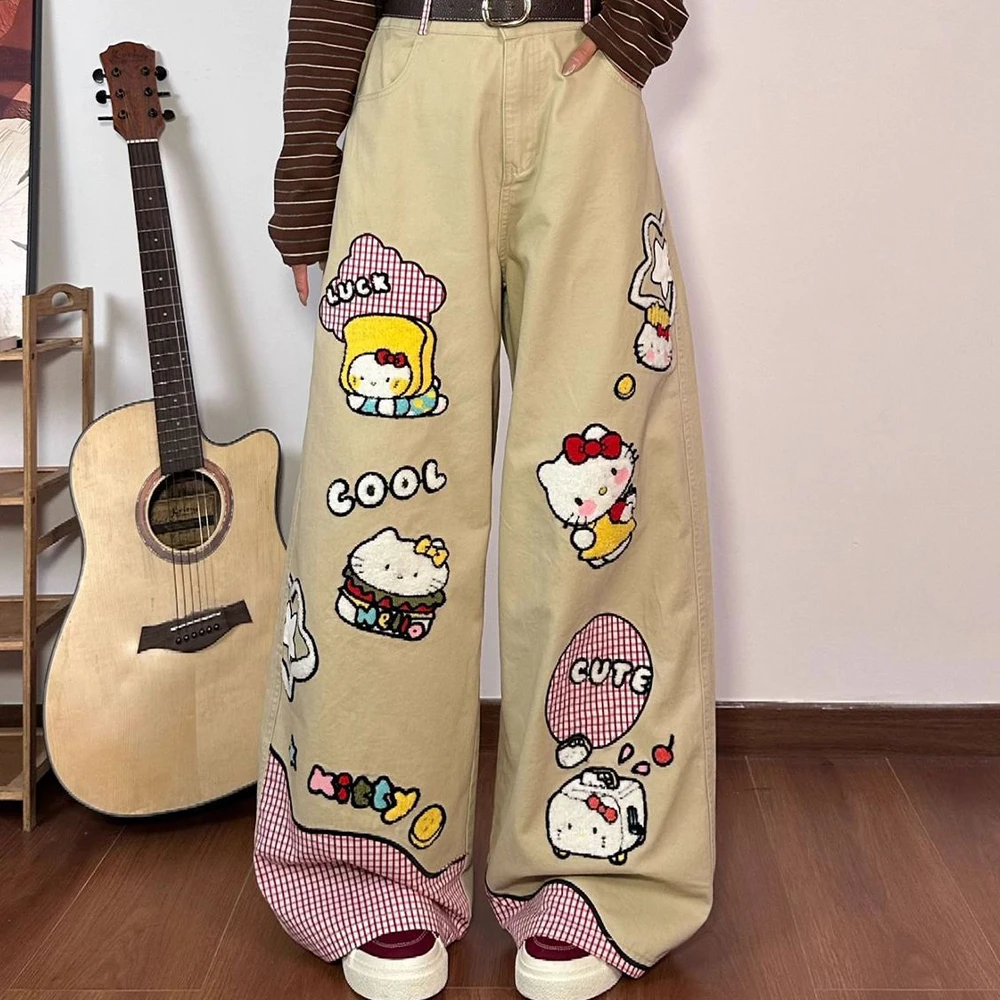 กางเกงยีนส์ลายการ์ตูน Hello Kitty สไตล์ยุค Y2K ปักลายแบบเรโทร ตัดต่อผ้า สำหรับผู้หญิง ไซส์ใหญ่ รุ่นใหม่ล่าสุดสำหรับฤดูใบไม้ร่วง กางเกงขายาวทรงหลวมขาบานสำหรับสาวๆ