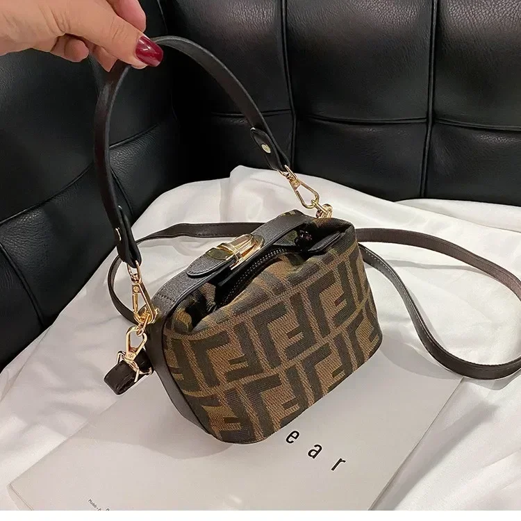 

Luxury Designer Leather Crossbody Bag High-End Vintage for Women with Trendy Paris Fashion Inspiration Logo