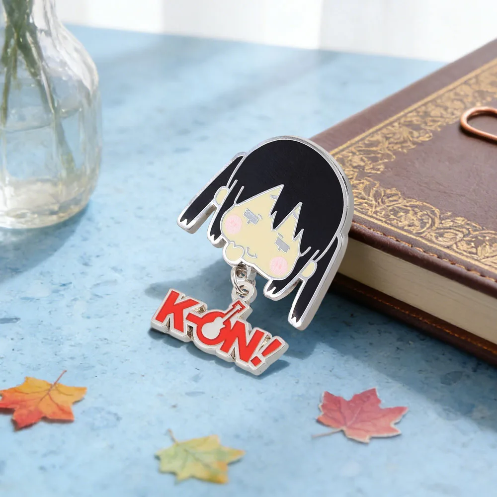 Anime K-ON Nakano Azusa Charakter Emaille-Pin Niedliche Cartoon-Brosche mit zwei Schwänzen Modisches Accessoire Fan-Merchandise Sammlerstück – Detail 12