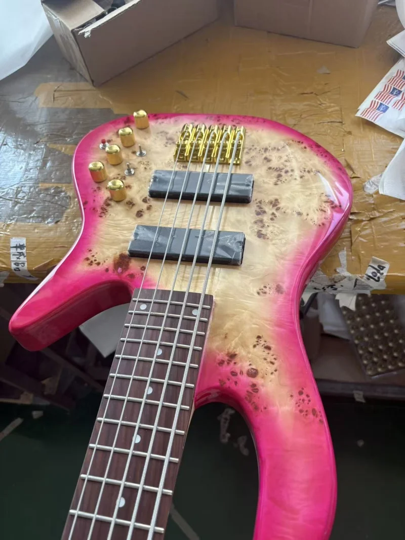 Free delivery of 5-string bass guitar. 5-piece neck attached to the body. Golden hardware. Active electronic equipment.