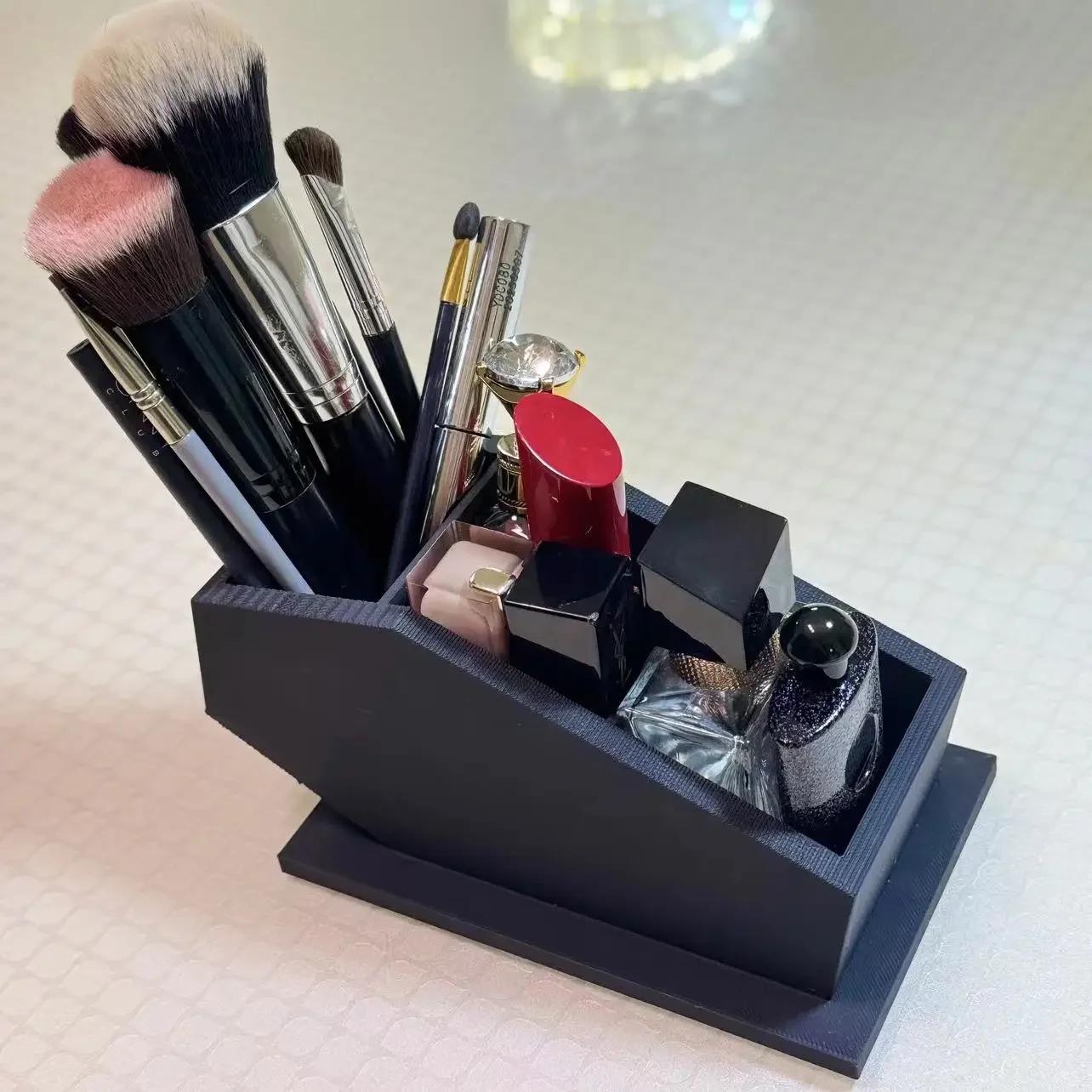 Gotische cosmetica-opbergkast • Donker en elegant ontwerp, mysterieuze en praktische schoonheidsopslagruimte”