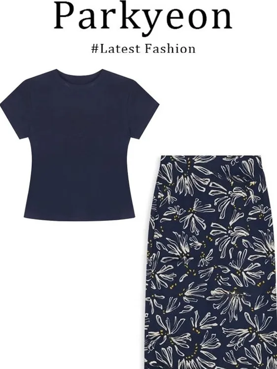 

Свободный комплект из двух предметов: юбка миди с цветочным принтом и топ с круглым вырезом и короткими рукавами, удобный повседневный стиль