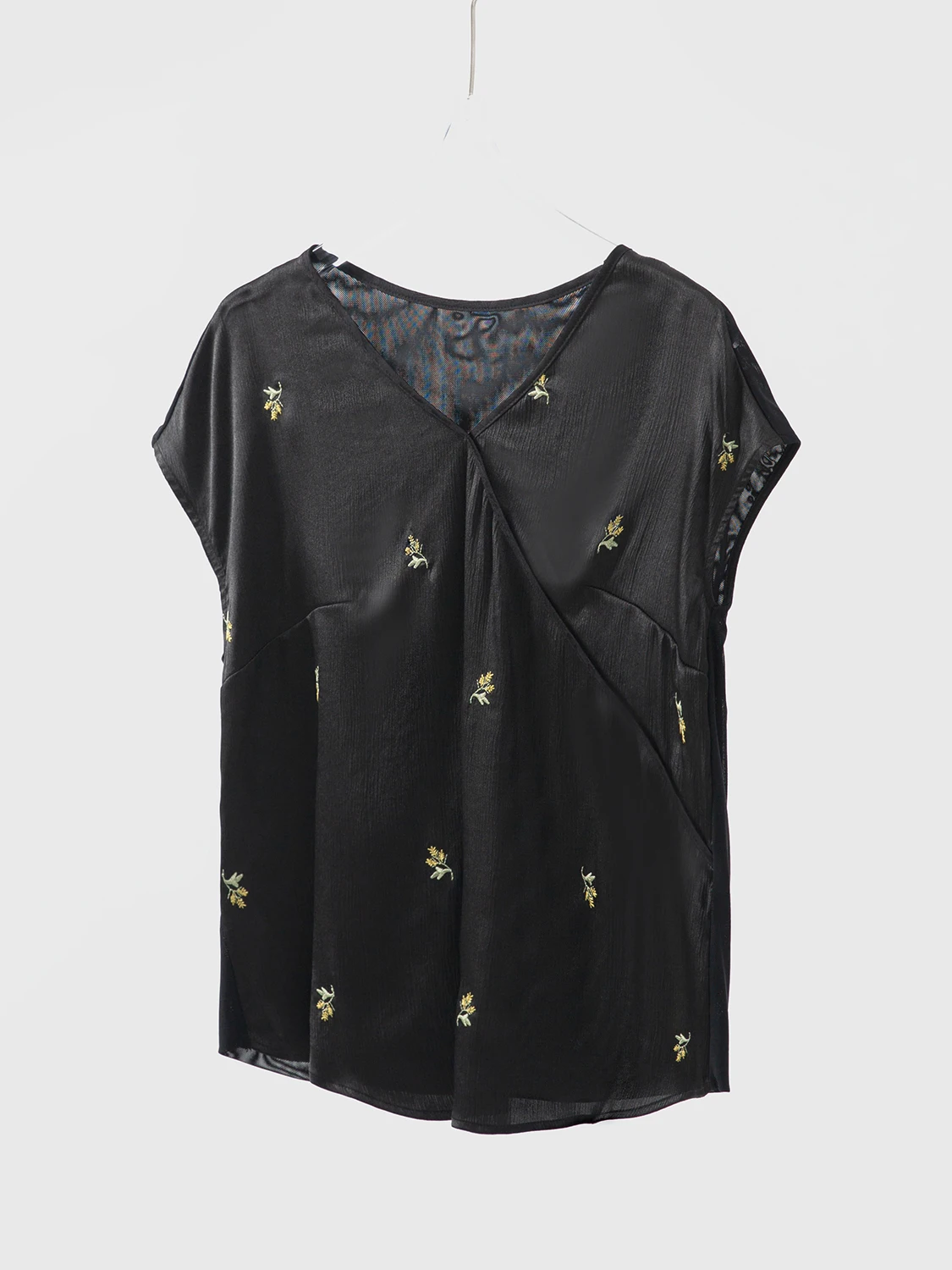 

Special Offer Traditional Embroidery Silk Chiffon Women's Short Sleeve V-Neck T-Shirt Straight Cut Regular Sleeve Length Pure...