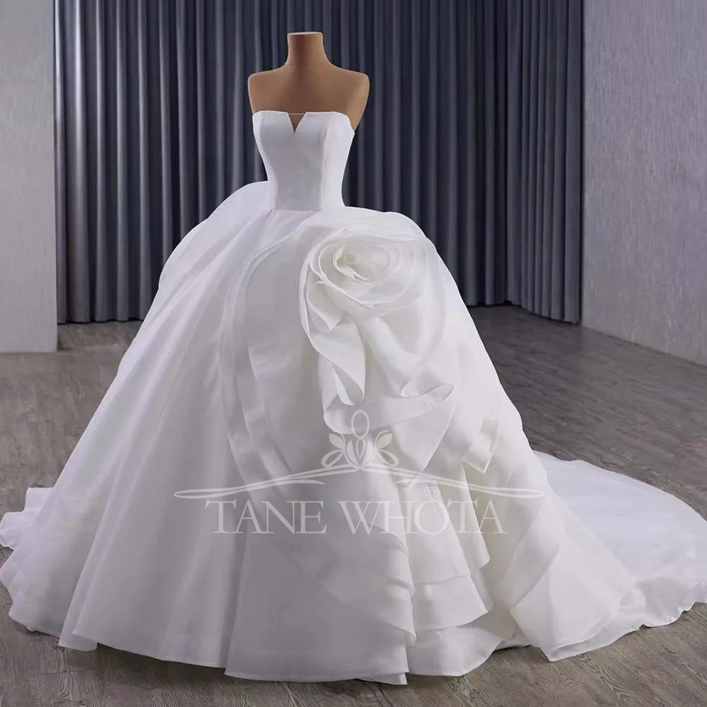 فستان عروس قابل للتخصيص بدون أكمام بدون حمالات ثوب زفاف مع ظهر برباط وتفاصيل زهور ثلاثية الأبعاد 2025 رداء De Mariée