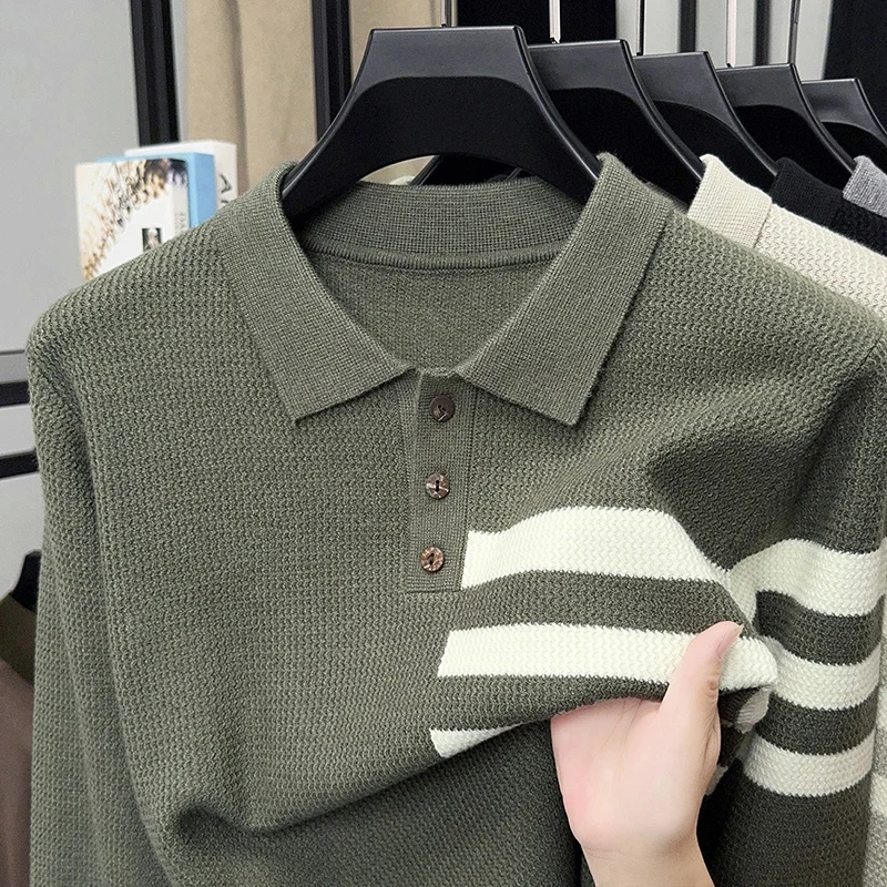 Camiseta de manga larga tejida de lujo de alta calidad para hombre, suéter informal con solapa para jóvenes coreanos con diseño de botones a rayas a la moda para otoño e invierno