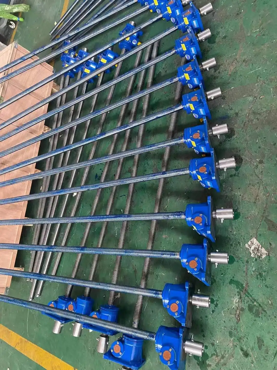 Worm gear spiral jack for building materials stores, production workshops