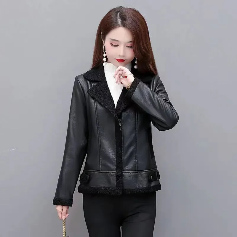 2025ผู้หญิงฤดูหนาวใหม่สีดําเสื้อหนังสั้นPUเลียนแบบLamb Fur Jacketกํามะหยี่และหนาSlim Leathers CoatหญิงB851