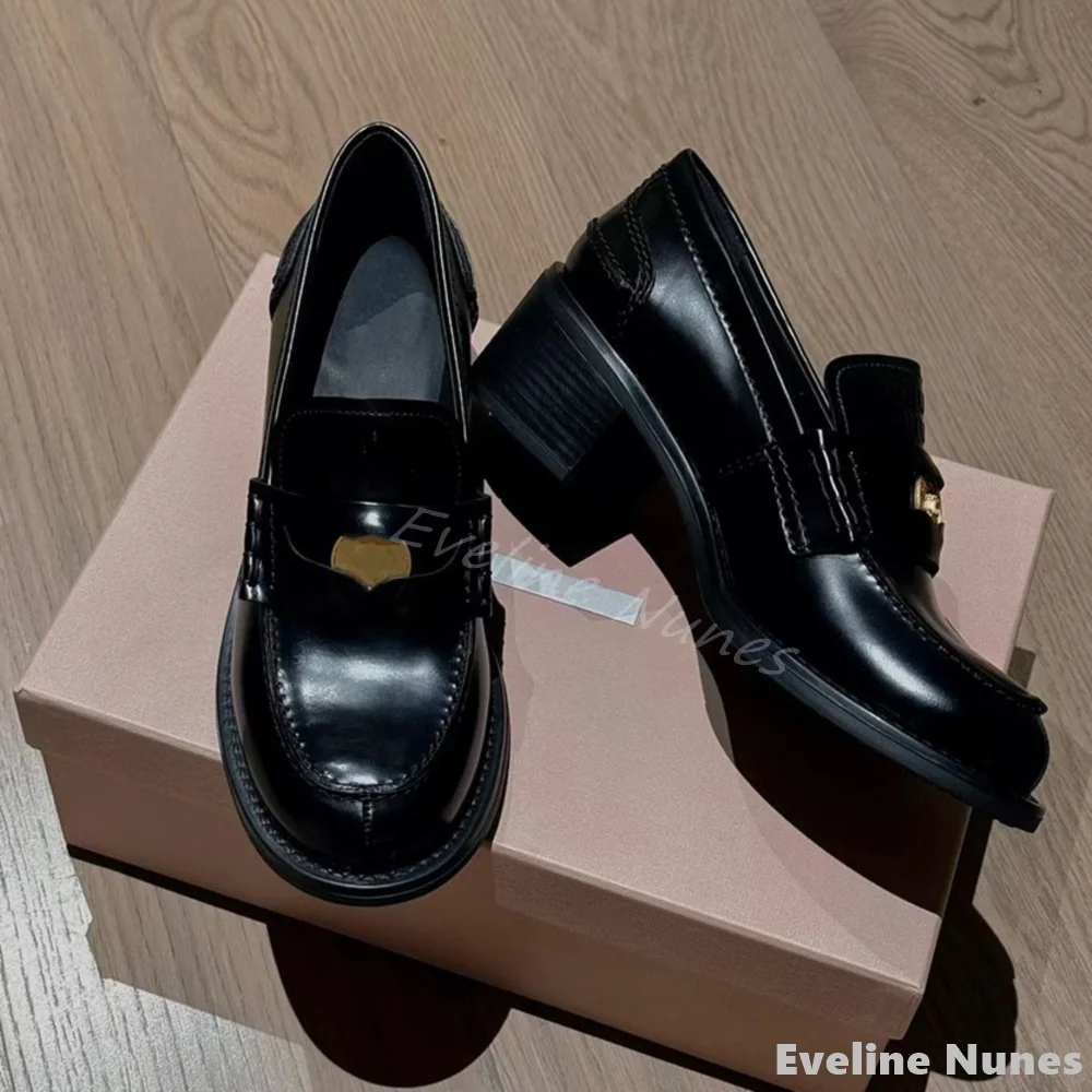 Коричневые лоферы на массивном каблуке в стиле ретро, женские лоферы без шнуровки с круглым носком и металлическими украшениями, черные кожаные туфли, новые весенние лоферы 2023 г.