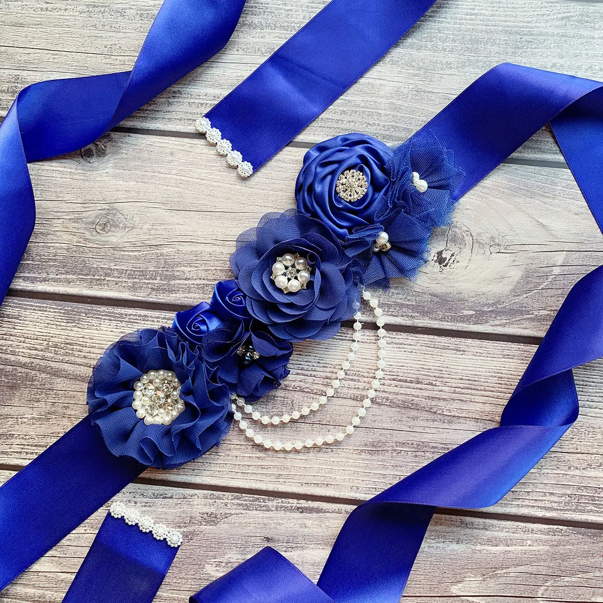 Cinturón de boda azul real hecho a mano con flores y perlas para vestido de novia, 2023