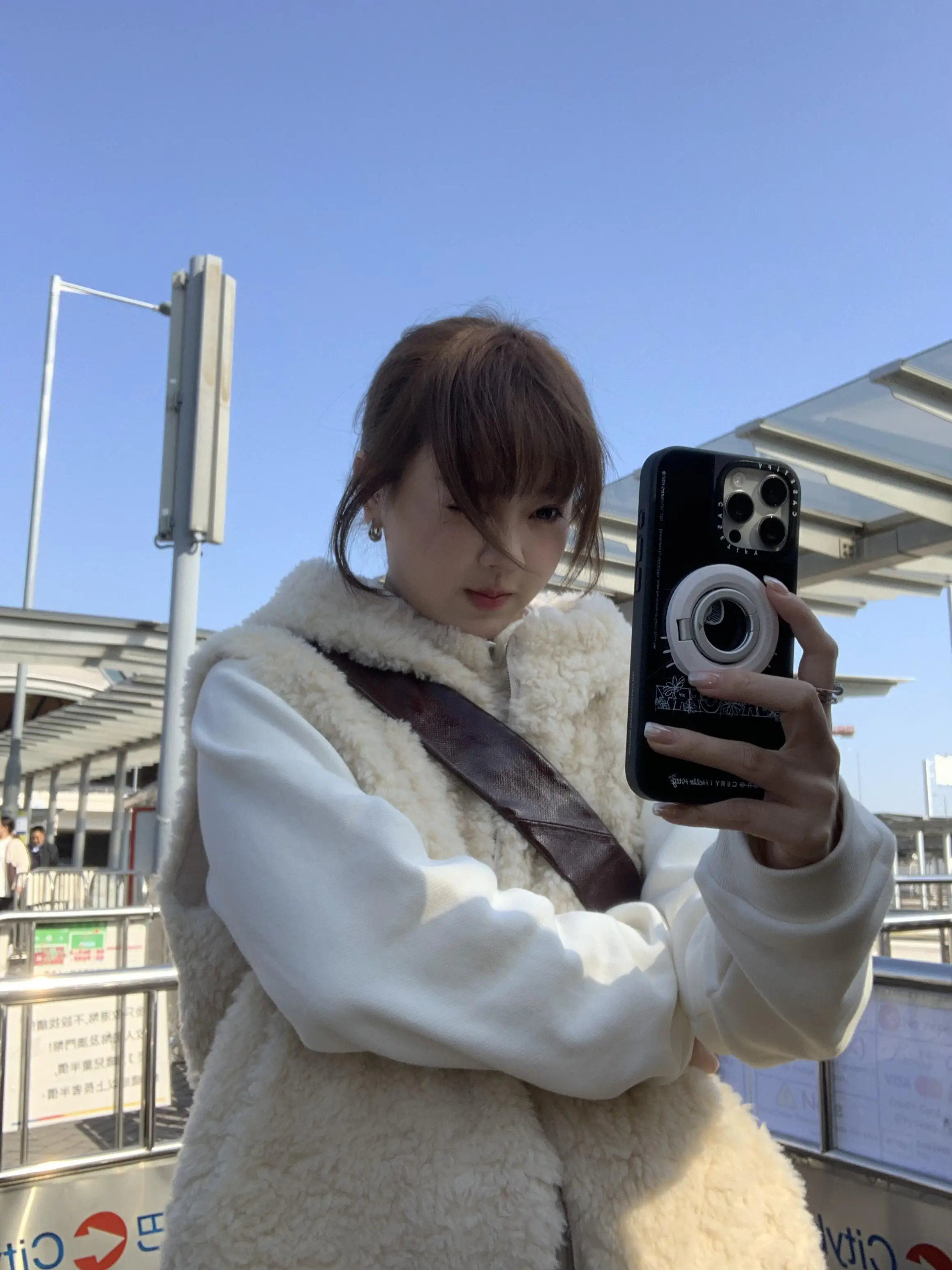 سترة فرو من قطعة واحدة للنساء لخريف وشتاء 2025 سترة جديدة بقلنسوة من جلد الخراف بدون أكمام معطف فرو