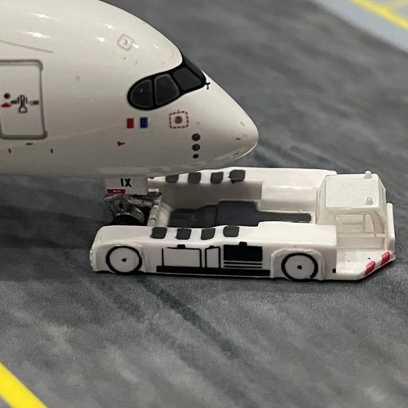 

1:400 Scale Airplane Model Tow Truck for Aircraft plane Model Scene wheelchair Display Model Boys Souvenir Gift Hobby