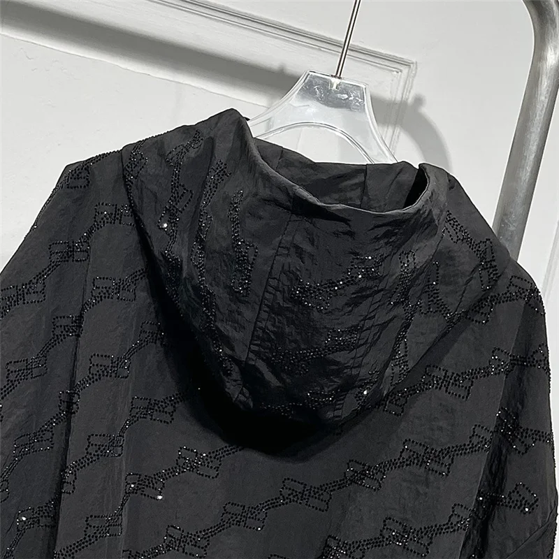 

Весенне-осенняя женская ветровка средней длины, новинка 2022 года, модное свободное пальто с капюшоном и бриллиантами, чистый цвет, верхняя одежда на талии, женская