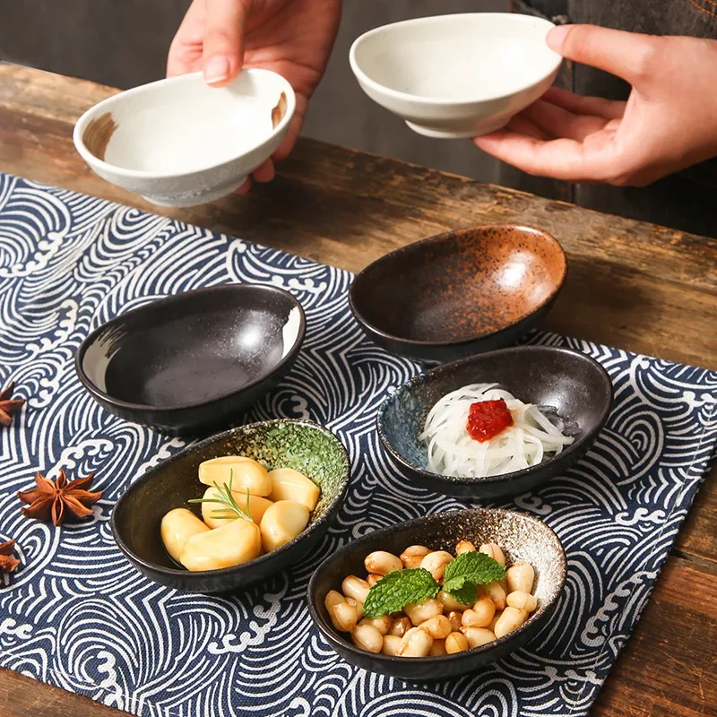 4 pieces of seasoning dishes, gold ingots, soy sauce dishes, vinegar dishes, snacks, seasoning dishes and ceramic dipping bowls.