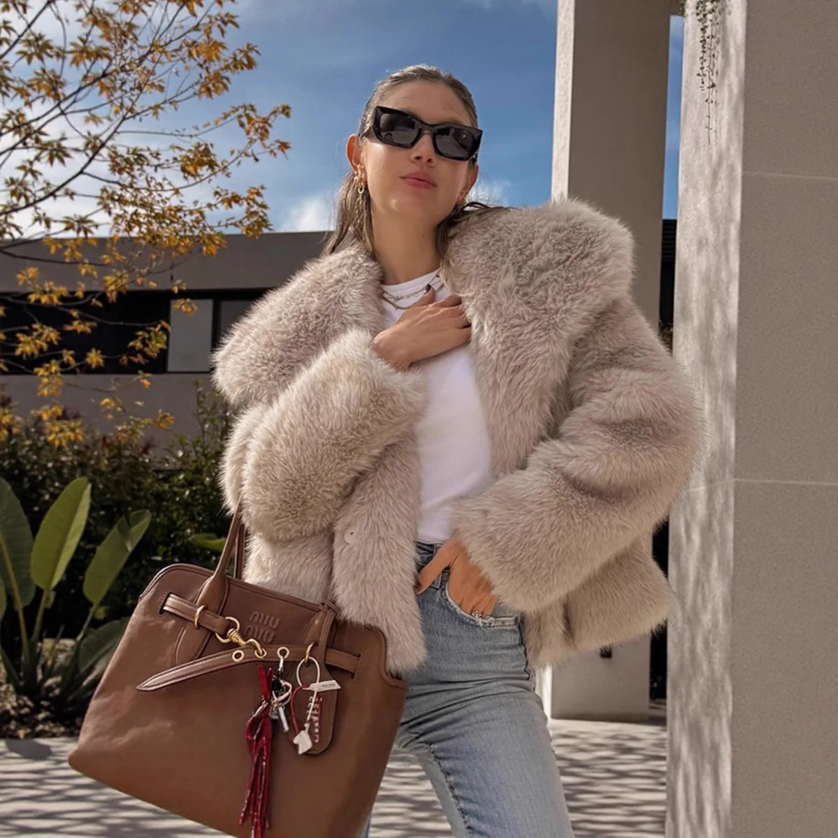 

Бежевая элегантная женская зимняя меховая куртка с пушистым воротником, короткая женская шуба из искусственного меха, верхняя одежда из меха в Instagram-стиле для женщин