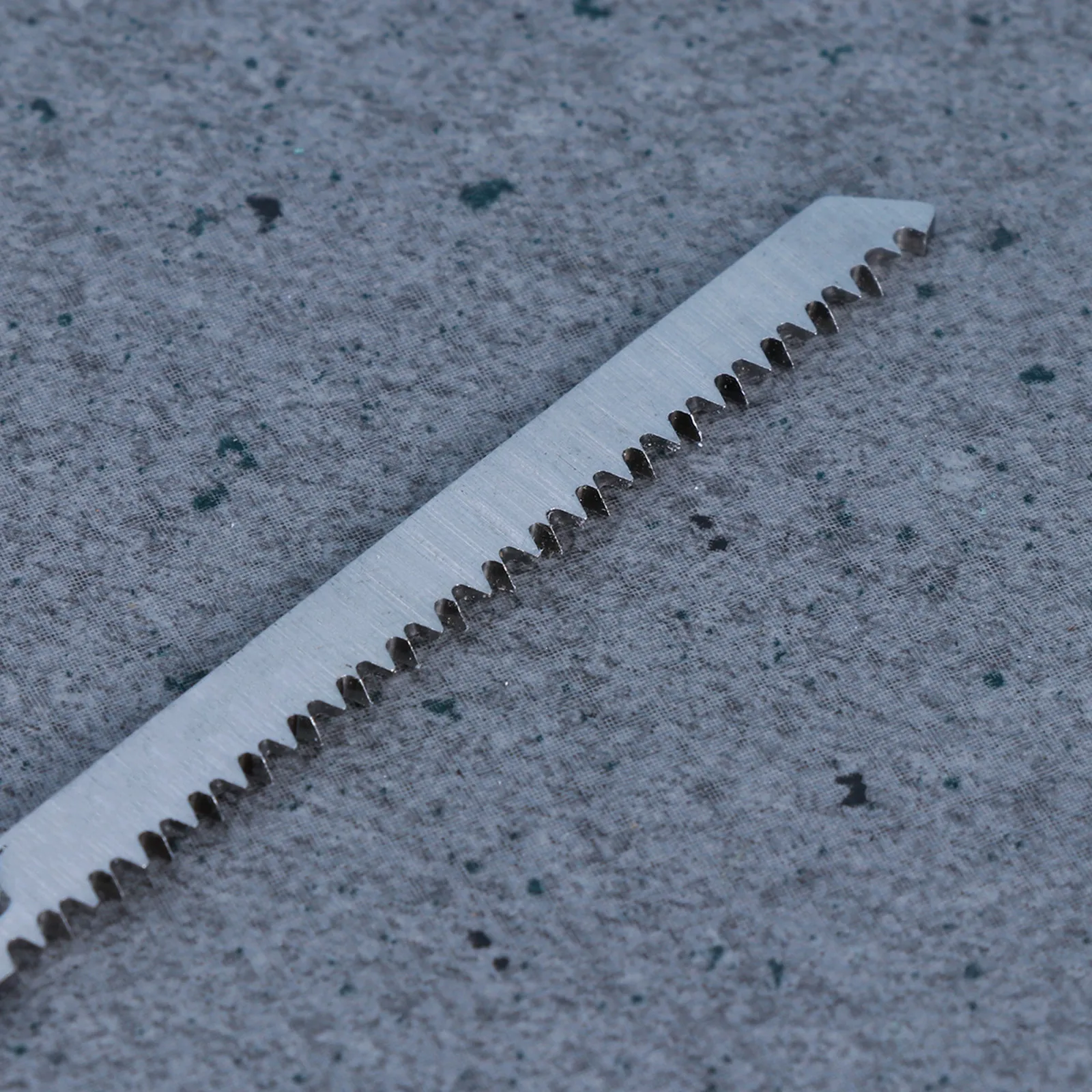 Lames de scie sabre en acier au carbone robustes (5 pièces) pour la coupe rapide du bois, du plastique, des panneaux de densité et du métal fin, pour la taille et la démolition