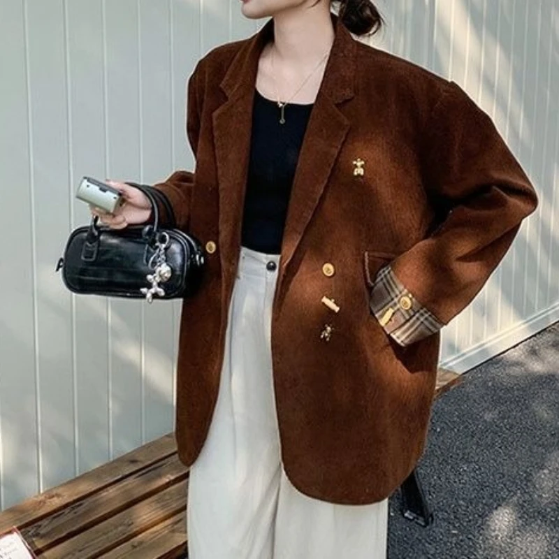 เสื้อเบลเซอร์ผ้าลูกฟูกสีน้ำตาลสำหรับผู้หญิง คอลเลคชั่นใหม่ ฤดูใบไม้ผลิ 2026 สไตล์เรโทรลำลอง เสื้อสูทตัวเล็ก
