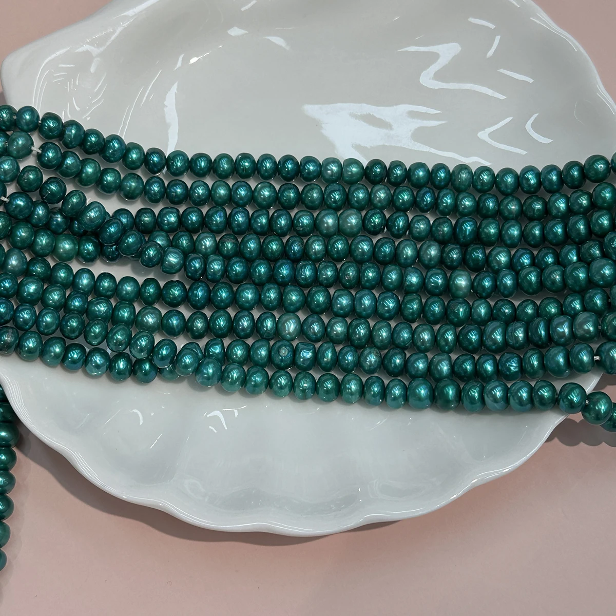 Natürliche Süßwasserperle, grün gefärbte Perle, 7–8 mm, zum Schmuckbasteln, für DIY-Halsketten, Armbänder, Ketten und Ohrringe. – Detail 5