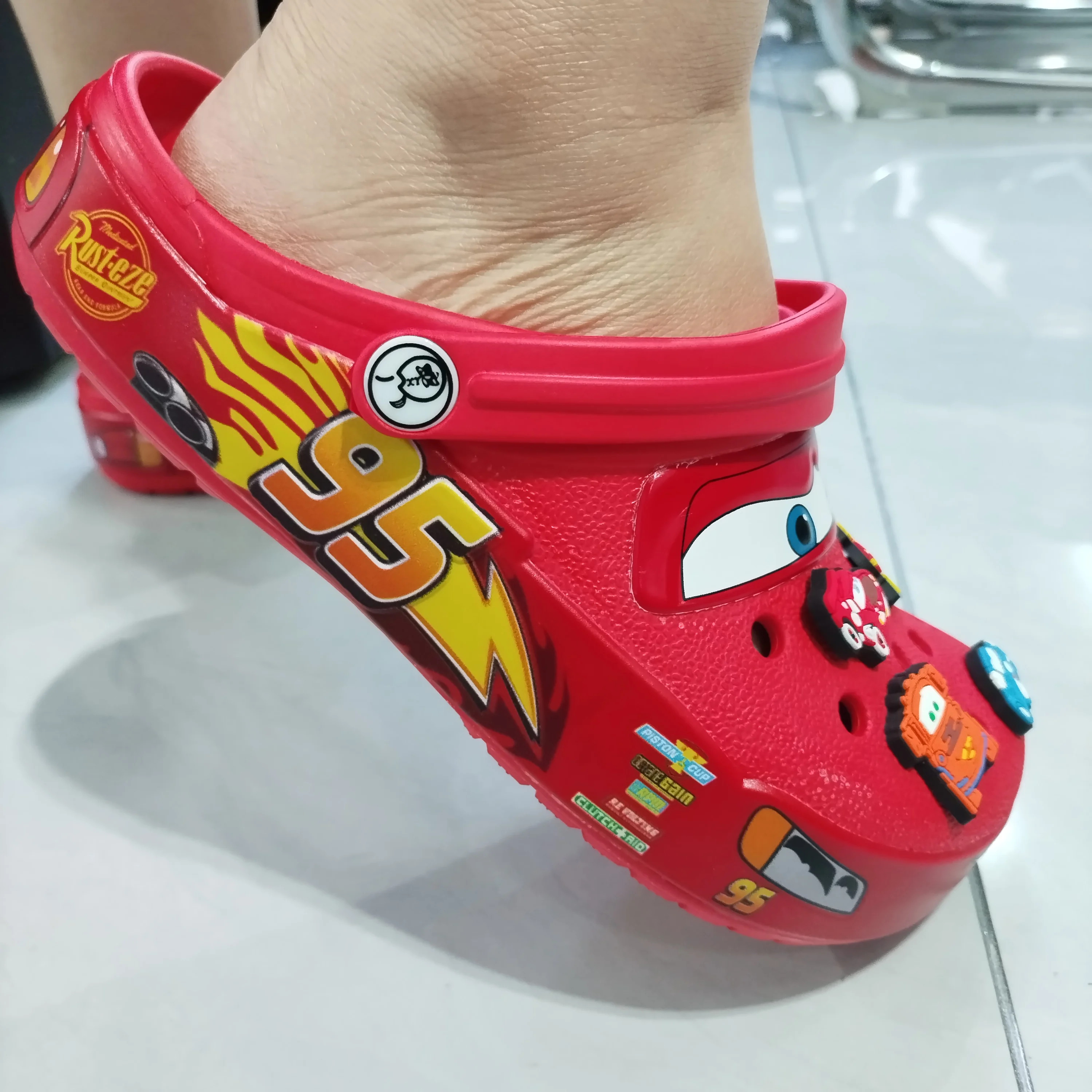 جديد ديزني ماكوينز بيكسار 95 سيارات الكرتون ثقب مقاوم للماء النعال الصنادل في الهواء الطلق الصنادل الرملية عادية الكبار مع زهرة الحذاء #3