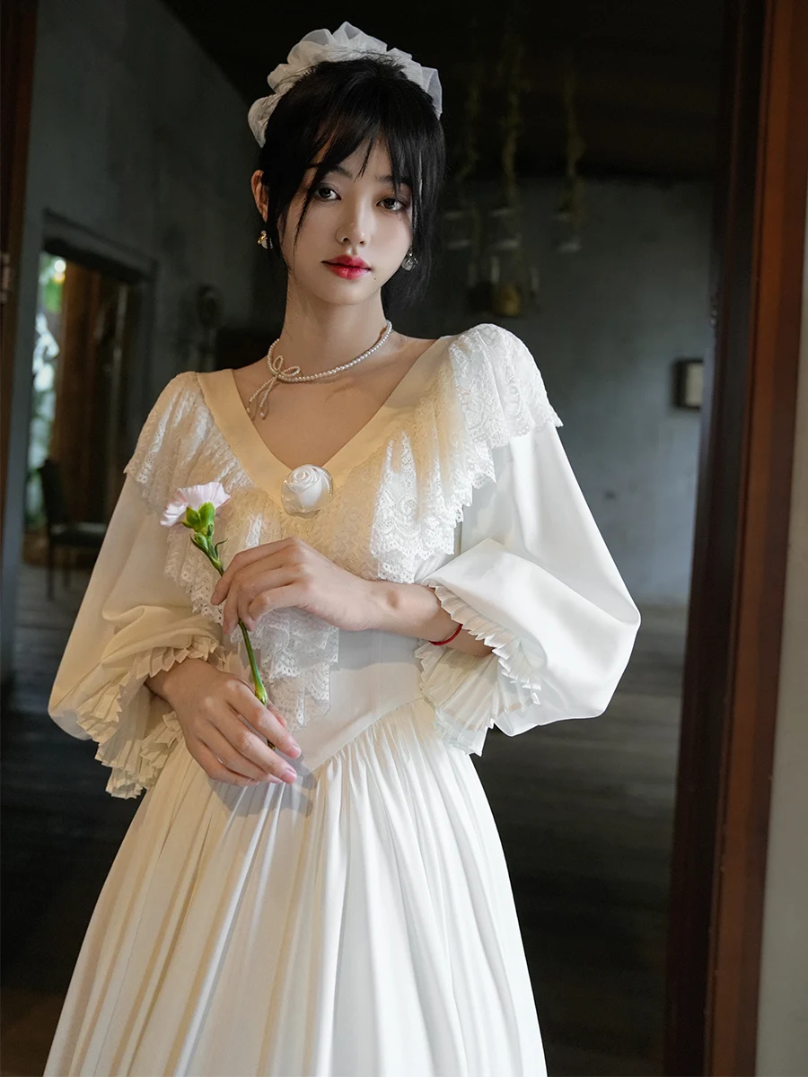 TIYIHAILEY Frühling Herbst Frauen Satin Spitze Kleid Laterne Hülse Lange Maxi Damen S-XL Vintage Hohe Taille 2025, Neue V-ausschnitt weiß