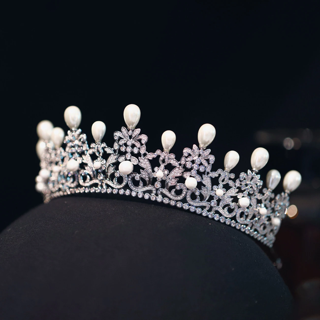 Vintage Cubic Zircon Bride's Hair Crown Micro-Inlaid Zircon Pearl Jewelry Craftsmanship Luxurious Wedding Dress Head  Accessory