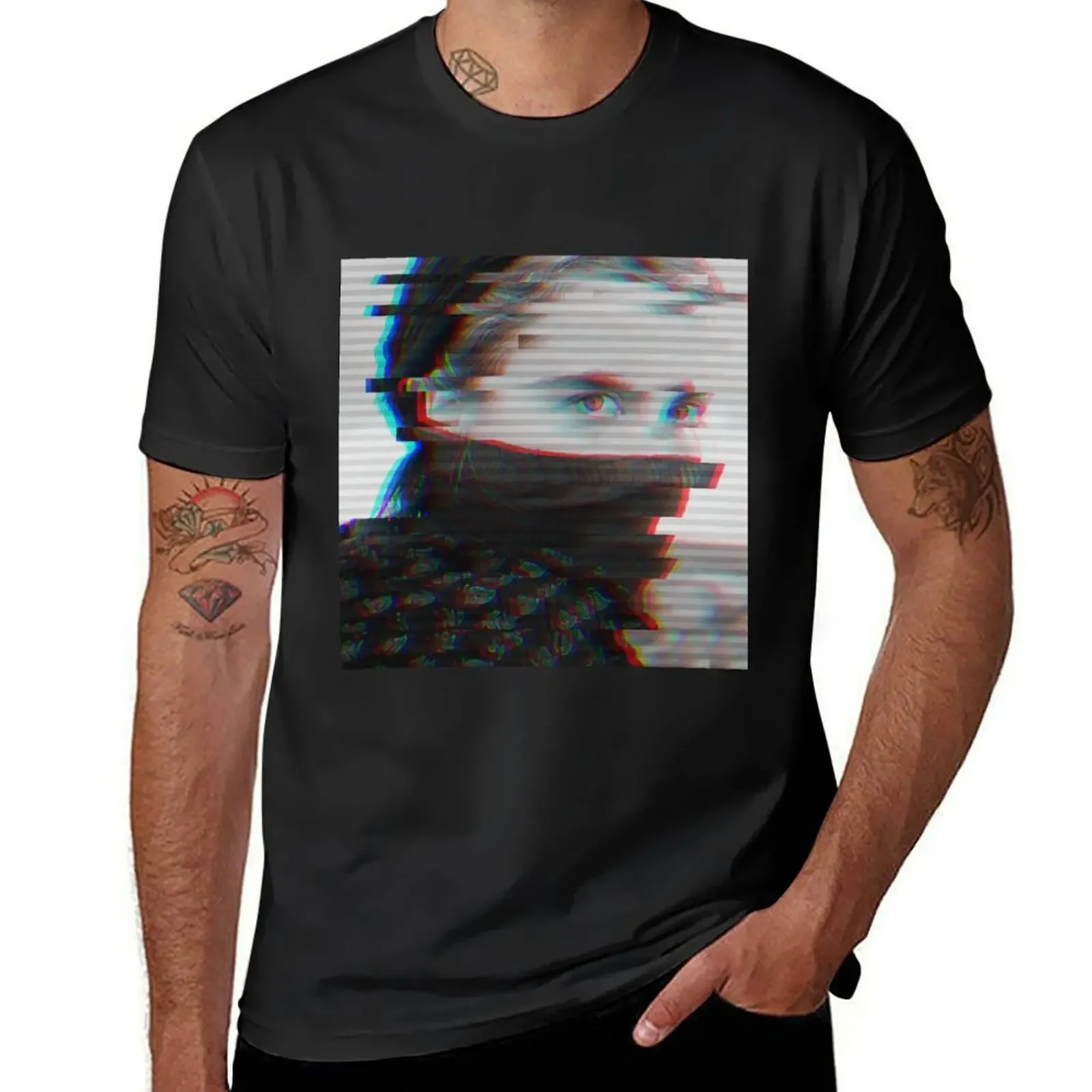 Glitch-Effect In Een Scène Uit Het Filmportret Van Een Dame In Brand. T-Shirt Sneldrogende T-Shirts Voor Mannen Katoen