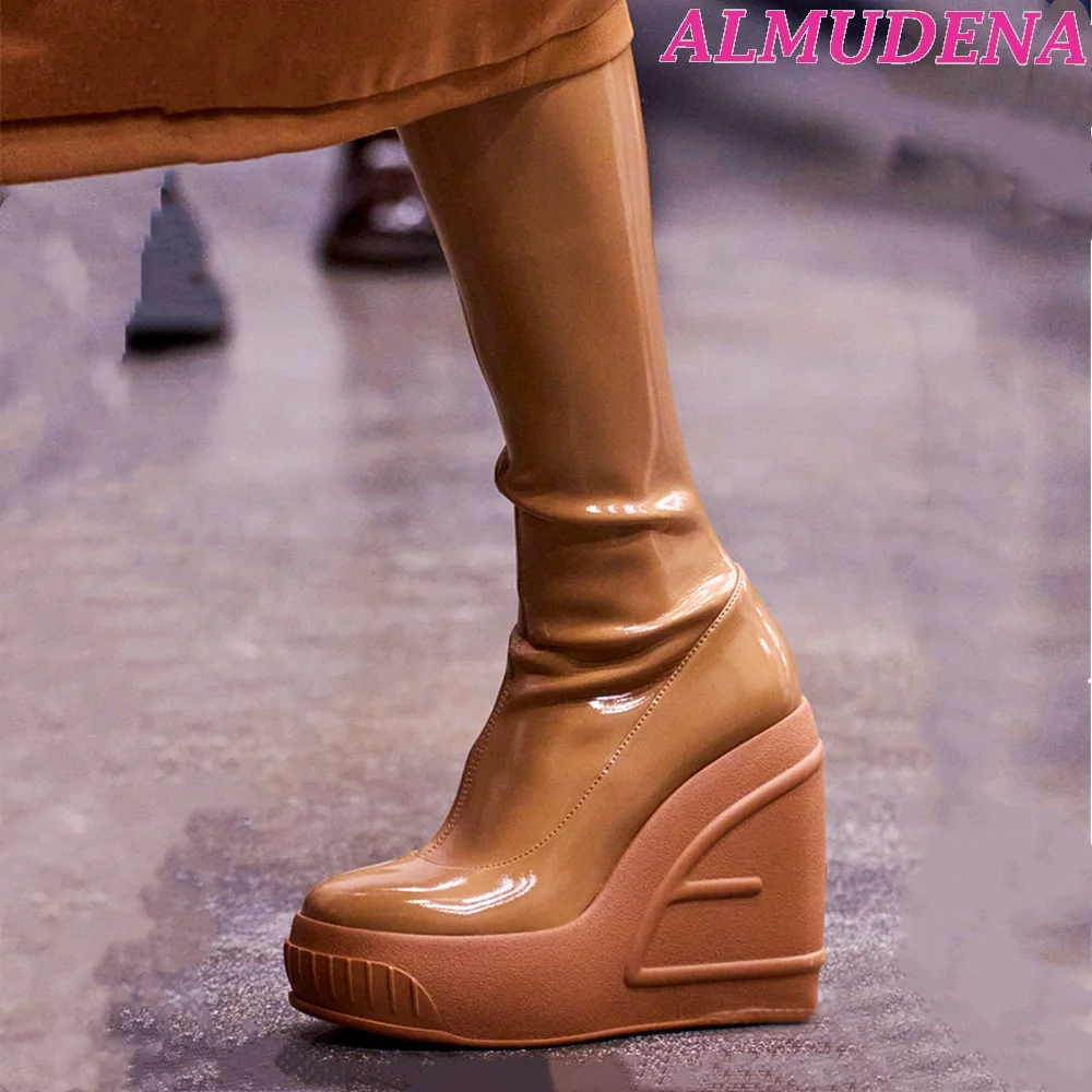 

Brown Platform Wedges Knee High Boots Women 2023 Runway Round Toe Slip On Pink\White Rubber High Heels Boot Designer Shoes