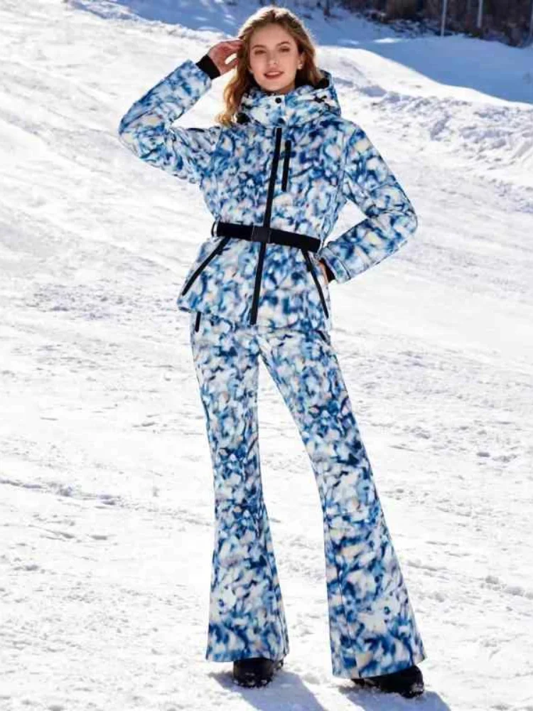 

Ветрозащитный лыжный костюм синего цвета, комплект из 2 предметов: женская куртка с капюшоном на молнии и поясом, расклешенные брюки. Новинка! Теплый зимний спортивный костюм для снега.