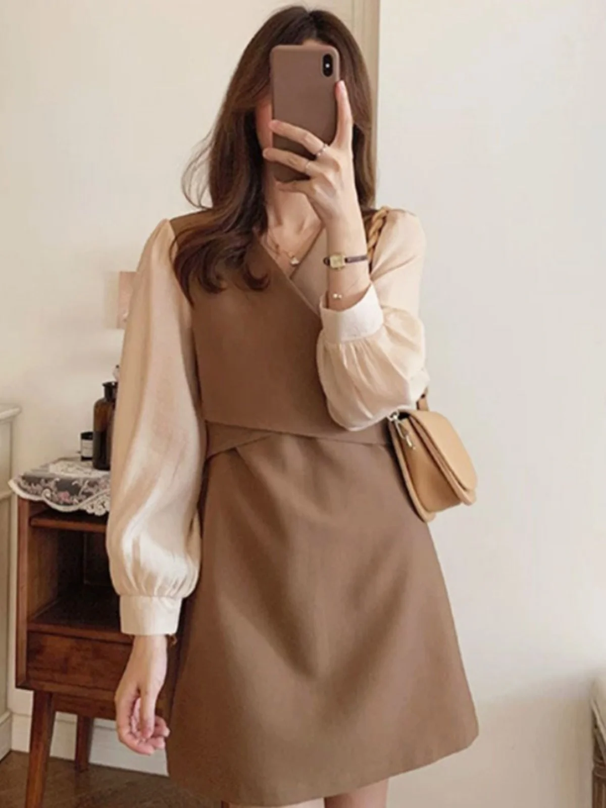 Vestido Curto de Cintura Alta Estilo Coreano com Design Chic para Mulheres, Primavera e Outono, Saia em Camadas com Decote em...