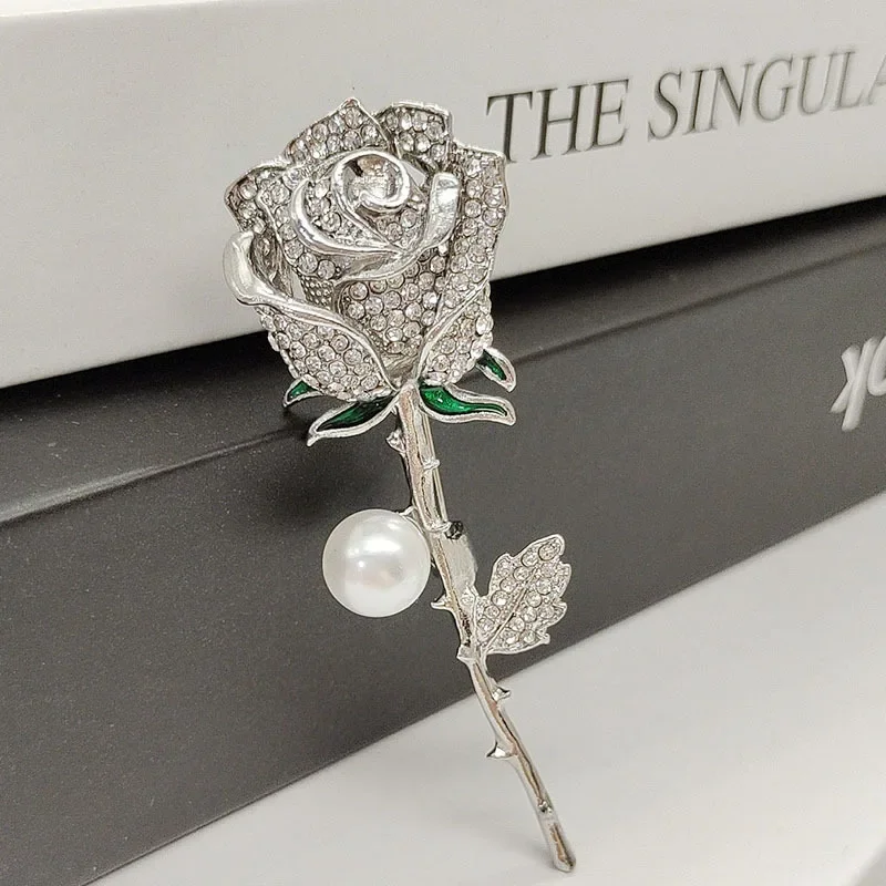 

The new rhinestone rose brooch is fashionable and versatile. It is a high-end floral women's brooch