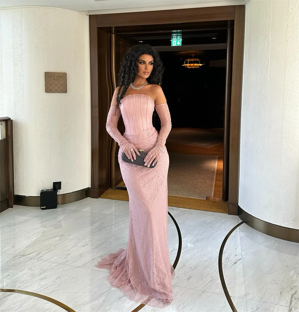 ชุดราตรีออกงานพรอมสีชมพูประดับลูกปัดวิบวับ แขนยาว สายเดี่ยว กระโปรงทรงเอ ยาวลากพื้น ออกแบบโดยแคธี