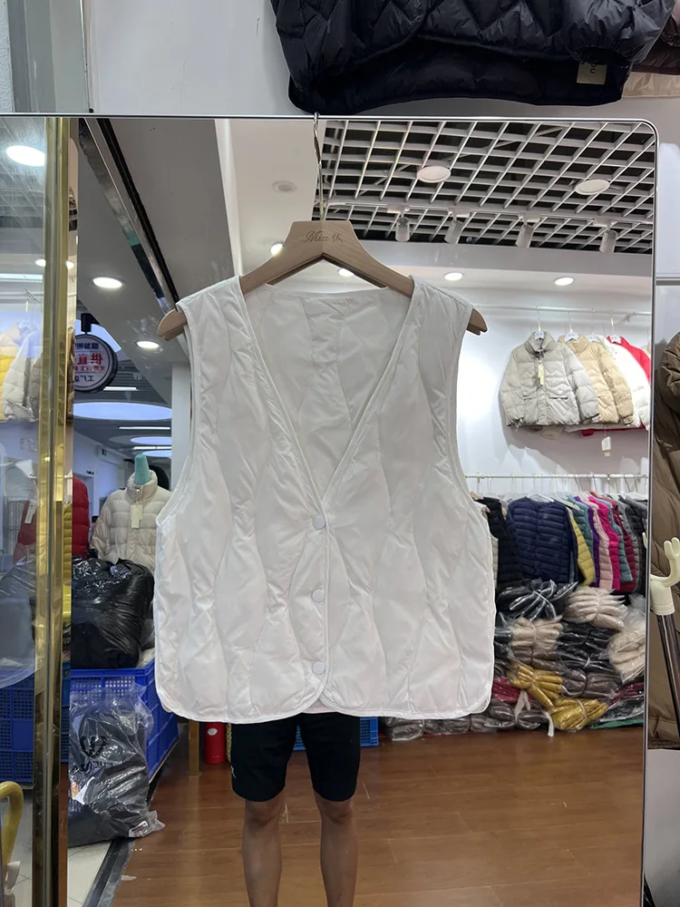 سترة نسائية شتوية جديدة لعام 2025 خفيفة الوزن وقصيرة ورقبة على شكل حرف V وبطانة داخلية متعددة الاستخدامات سترة بيضاء مبطنة للأسفل #5