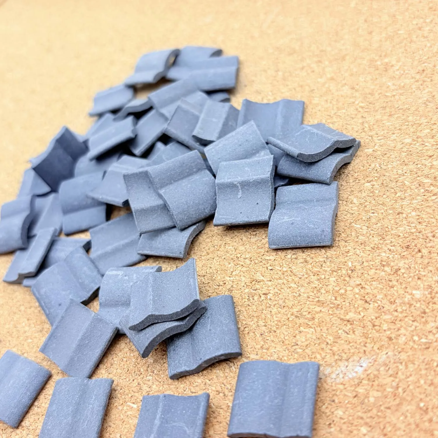 50 Piezas de Tejas Grises en Miniatura para Casa de Muñecas, Pequeñas Tejas de Arcilla para Manualidades, Tejas Pequeñas para Jardín, Modelo de Tejas para Casa de Muñecas