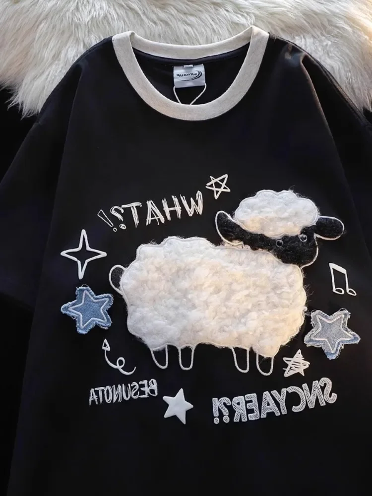 อเมริกา Hip Hop สนุกกราฟิก Tees แกะน่ารักเย็บปักถักร้อยเสื้อยืดสีเทาสีดําผ้าฝ้ายฤดูร้อนเกาหลี Unisex แขนสั้น Y2K Tops