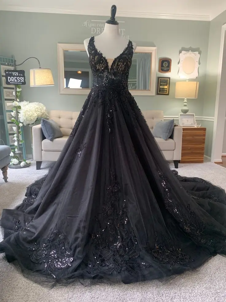 

V-Neck Black Wedding Dresses Sleeveless Long A-Line Gothic Wedding Gown Appliques Lace-Up Customized Plus Size Bride Dress
