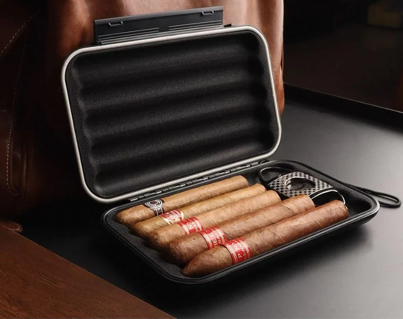 ABS Diamond Patterned High-End Cigar Box With Sponge Lining That Can Hold 5 Cigars, Resistant To Pressure And Drop.