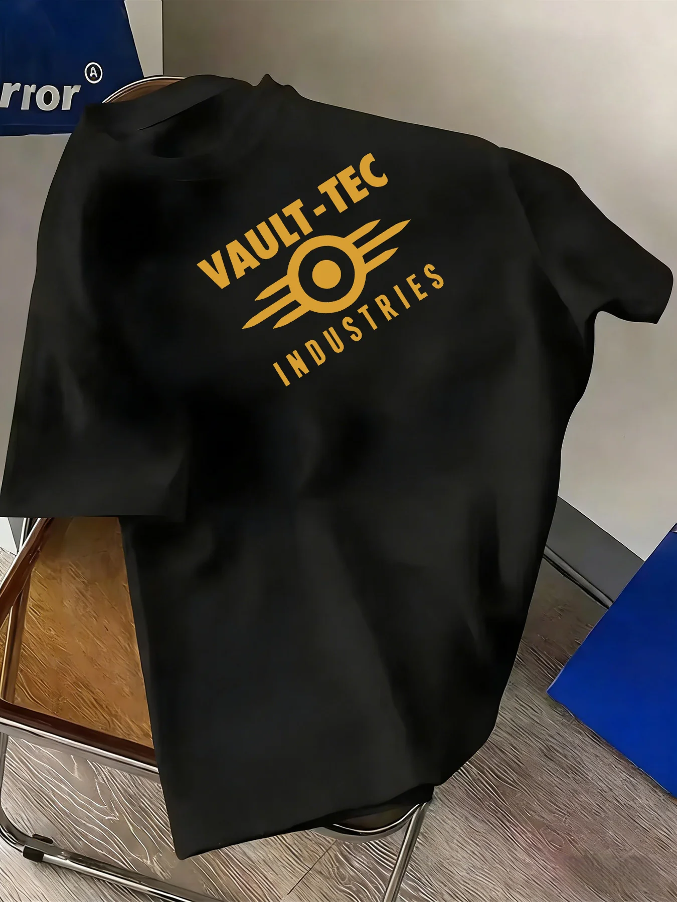 Image of Herren-T-Shirt „Vault Tec Vintage Arcade“ – mit ikonischem Aufdruck, kurzärmelig, Rundhalsausschnitt, lässiger Stil, geeignet für den Sommer.