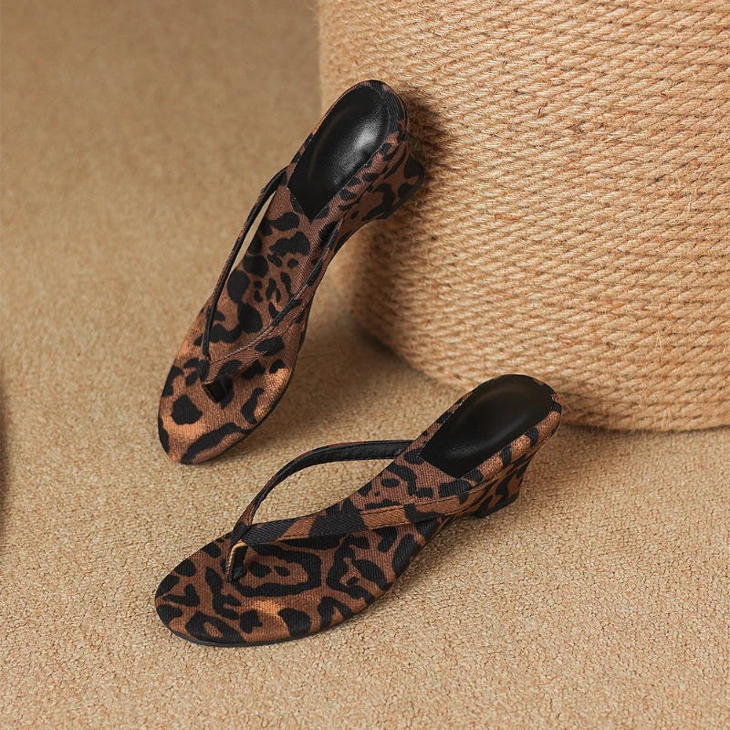 2026 Neue Modische Keilsandalen Sexy Leopardenmuster Damen Flip-Flops Sommer Outdoor Bequeme Strandsandalen Zapatilla Mujer