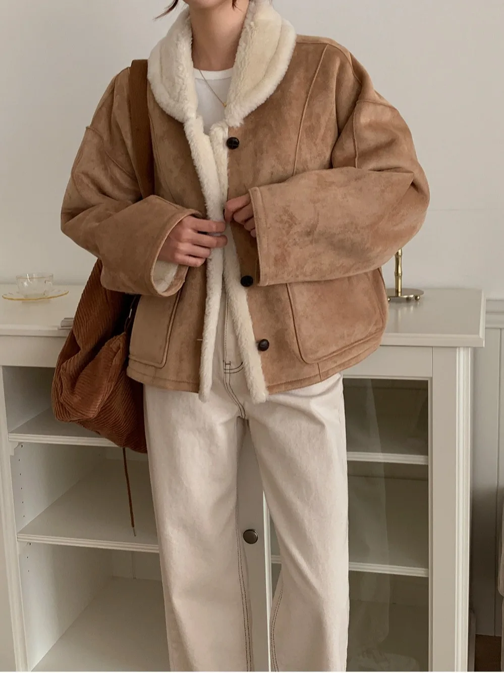 Elegancki, vintage'owy płaszcz dwustronny z zamszowym kołnierzem z futra jagnięcego, damski płaszcz ze skóry ekologicznej i futra, prosty krój, do pracy.