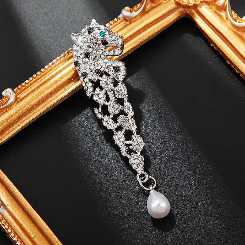 Glänzende Strass-Leoparden-Brosche mit hängendem Perlenanhänger in zwei Farben für Hochzeit, Bankett, Party und Alltag. – Detail 5