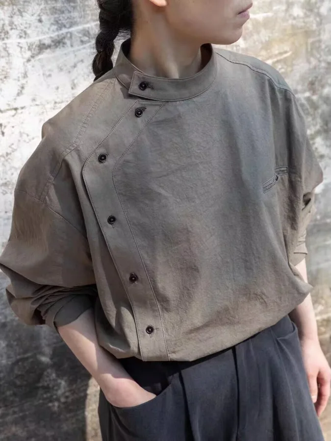 本物の春のヴィンテージ風ブラウンカラーの襟付き長袖職人技の高い女性用カジュアルファショントップ