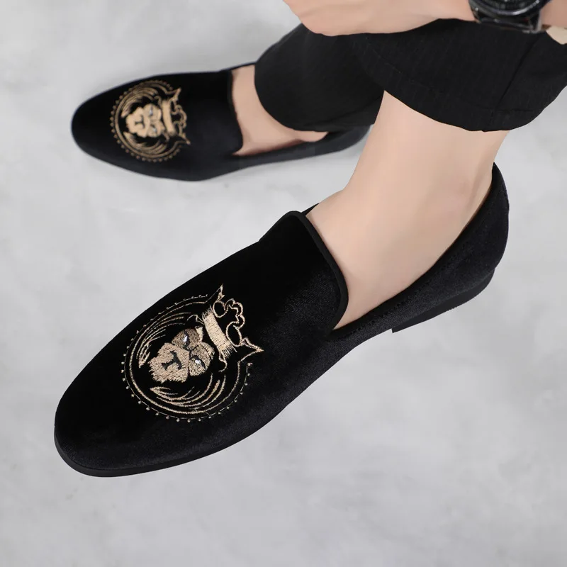 Luxury Designer Fashion Pointed Black Embroidery Velvet Shoes Men Casual Loafers Formal Dress Footwear Sapatos Tenis Masculino