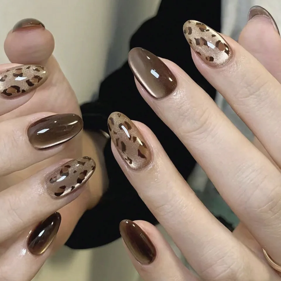 24 Uñas Postizas Rojas Brillantes Ojo de Gato, Cobertura Completa, Color Nude, Forma Almendra, con Encantos 5